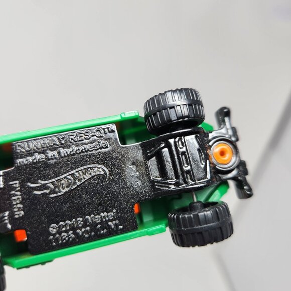 2018 Hot Wheels Runway Res-Q Tree Service Diecast Truck Green and Orange - Picture 2 of 7
